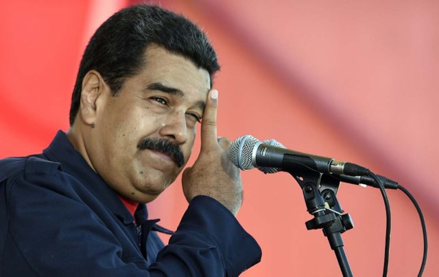 Venezuelan President Nicolas Maduro gestures as he delivers a speech during a military parade in Caracas on December 12, 2015. Maduro asked Saturday the Armed Forces to get ready for an "unconventional war", as he promised job betterments for the military. AFP PHOTO/JUAN BARRETO / AFP / JUAN BARRETO