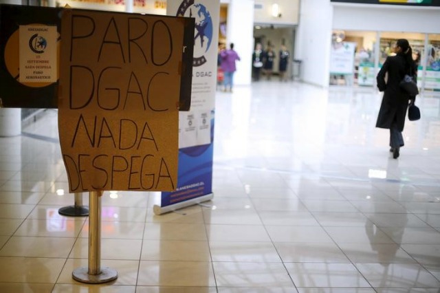 Un cartel que anuncia el paro de los trabajadores aeronáuticos de la DGAC, en el aeropuerto internacional de Santiago, Chile, 15 de septiembre de 2015. Los trabajadores de la Dirección General de Aeronaútica Civil (DGAC) de Chile acordaron realizar una paralización de sus funciones el jueves y viernes de esta semana en demanda de mejoras previsionales, lo que implicará la suspensión o reprogramación de cientos de vuelos. REUTERS/Ivan Alvarado