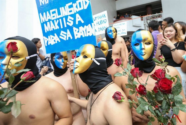 Miembros filipinos del Alpha Phi Omega (APO) desfile de la fraternidad en torno a un edificio de la escuela durante el 'run Oblación' anual dentro de la Universidad de Filipinas en Diliman, al noreste de Manila, Filipinas, 14 de diciembre de 2015. Alrededor de 20 miembros de la fraternidad APO protagonizaron la anual Oblación la fuga de grupo para resaltar el stand de la fraternidad para la defensa de la "regla de la ley" contra la corrupción rampante en el gobierno y los derechos de los pueblos indígenas Lumad. (Filipinas) EFE / EPA / MARK R. CRISTINO