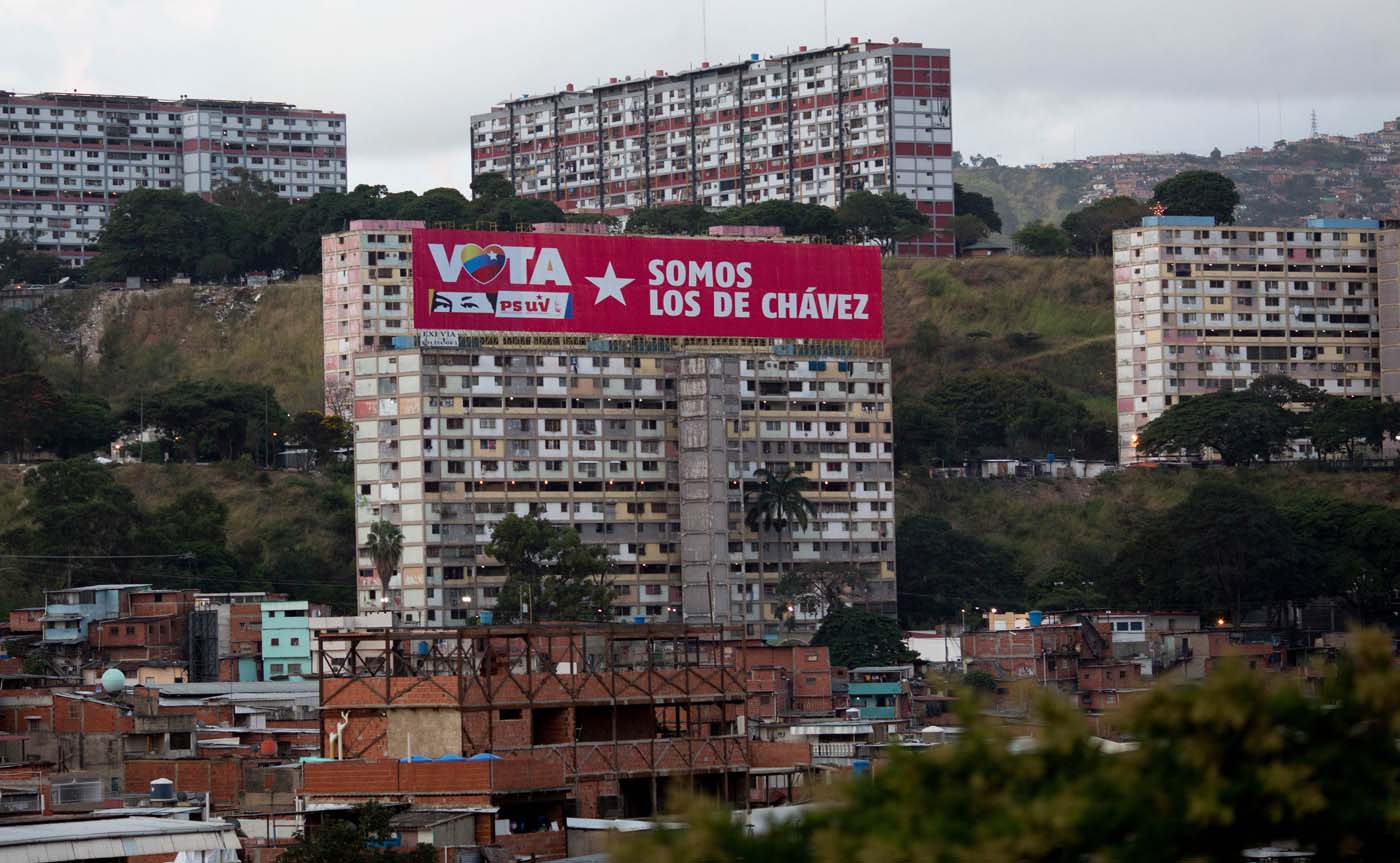 En VIDEO: Colectivos descargaron ametralladoras desde la azotea de los bloques del 23 de Enero