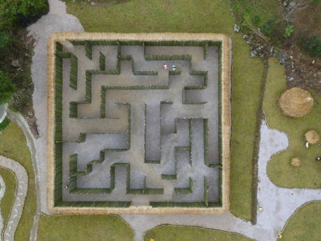 Una vista aérea muestra a los visitantes caminar en un laberinto, en un centro turístico en Zunyi, provincia de Guizhou, China, 13 de diciembre de 2015. REUTERS / Stringer, 