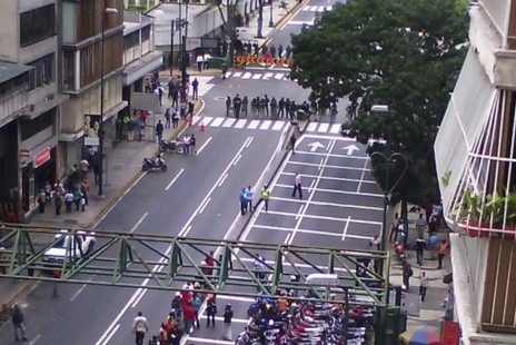 Reportan cierre de la Av. Urdaneta #16Dic