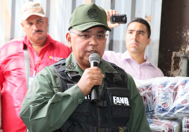 CAR01. CARACAS (VENEZUELA), 15/12/2015.- Fotografía cedida por la Agencia Venezolana de Noticias (AVN) con fecha del 2 de noviembre del 2011 donde se observa a Néstor Reverol, comandante general de la Guardia Nacional Bolivariana (GNB) participar en un acto de fiscalización de precios en el mercado de Quinta Crespo, en la ciudad de Caracas (Venezuela). Ayer se conoció que la Justicia estadounidense está preparando una causa para intentar llevar ante los tribunales al comandante general de la GNB, Néstor Reverol, y al antiguo oficial de la unidad antidrogas de Venezuela Edilberto Molina, según el diario The New York Times. EFE/AGENCIA VENEZOLANA DE NOTICIAS/ NO VENTAS/ SOLO USO EDITORIAL