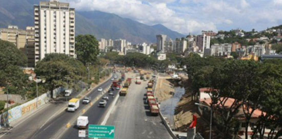 Continúa cerrado paso en la autopista Valle-Coche por trabajos de ampliación