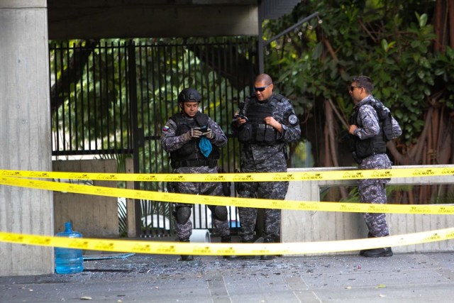 CAR104. CARACAS (VENEZUELA), 22/12/2015.- Un artefacto explosivo de baja intensidad explotó frente al edificio del banco CAF, poco después de la medianoche del 22 de Diciembre de 2015, en Caracas (Venezuela). La explosión no causó víctimas, informó el alcalde Ramón Muchacho, responsable de la zona del centro este de Caracas donde se encuentra la sede del organismo internacional. "La explosión ocurrió pocos minutos después de la medianoche (...); todo nuestro apoyo y solidaridad para con la Corporación Andina de Fomento (CAF) y su personal ante este cobarde ataque", escribió Muchacho en la red social Twitter. EFE/MANAURE QUINTERO