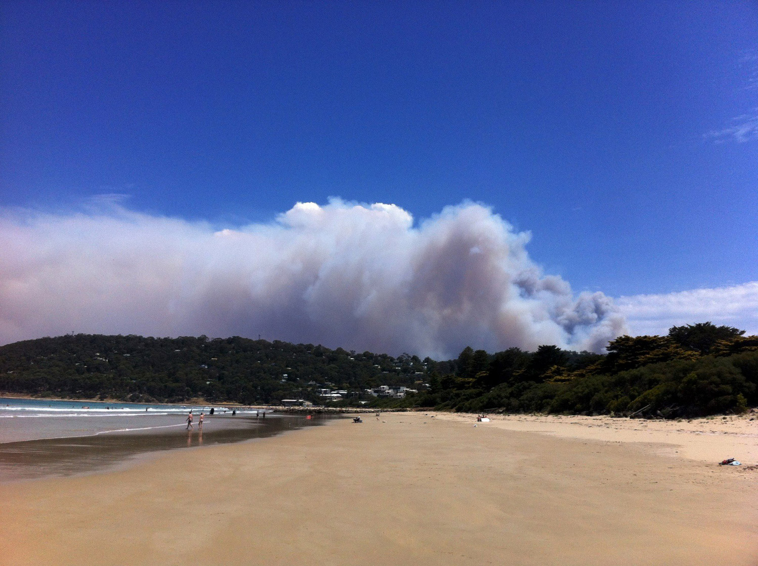 Australianos huyen de incendios forestales que devastan hogares en Navidad