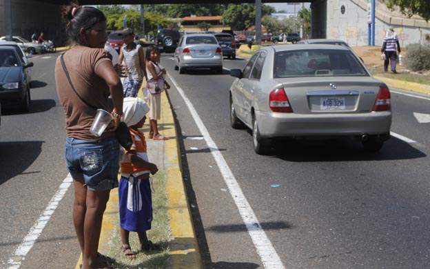 Ponen en riesgo la vida de niños para mendigar