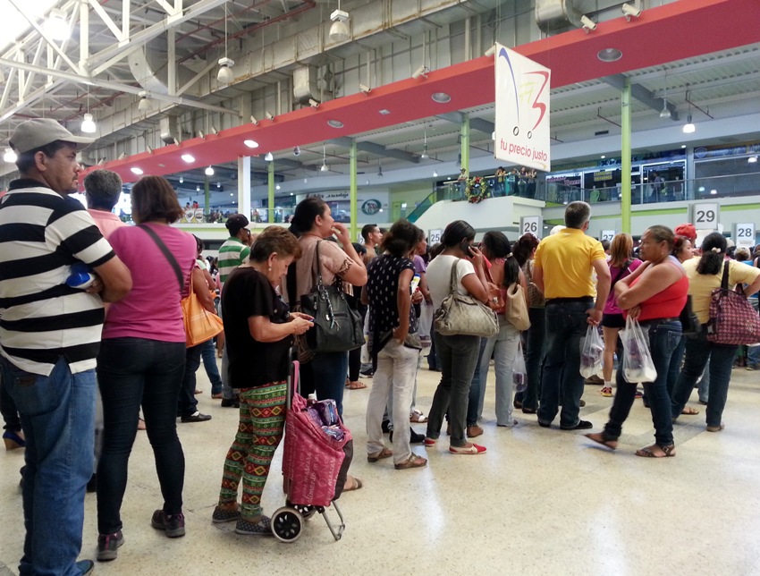 Colas en supermercados permanecen en tiempos festivos