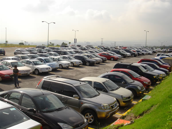 Delincuencia “arrasa” con baterías en los estacionamientos