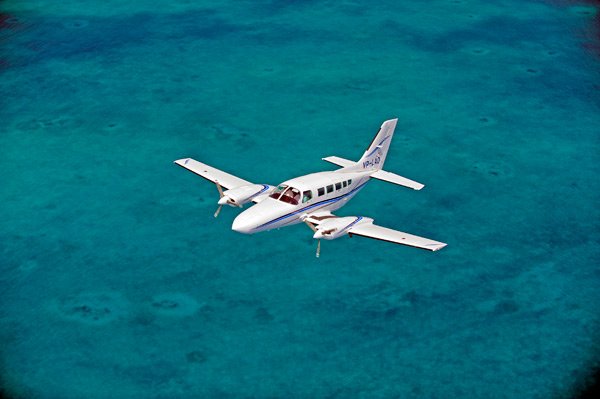 Cessna 402C en pleno vuelo / Foto referencial