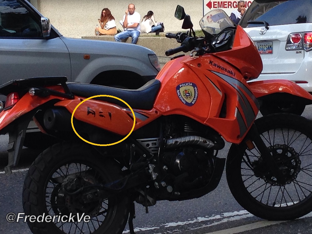 Propaganda del Psuv rotulada en moto de la PNB (fotodetalle)