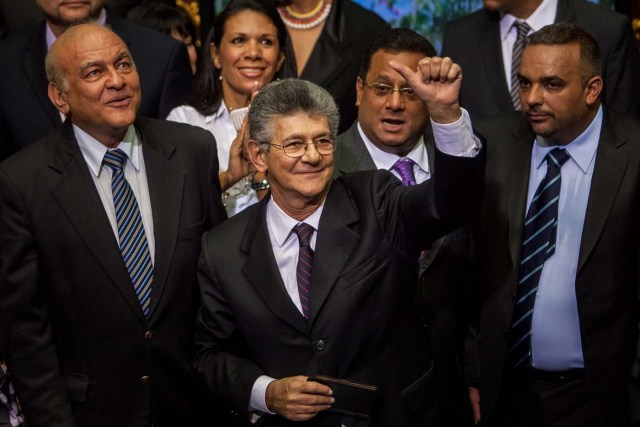 CAR03. CARACAS (VENEZUELA), 04/01/2016.- El diputado opositor Henry Ramos Allup y nuevo presidente de la Asamblea Nacional llega para la instalación del organismo hoy, martes 5 de enero de 2016, en Caracas (Venezuela). Los diputados elegidos en los comicios tomarán posesión hoy de sus cargos con lo que se pondrá fin a la hegemonía parlamentaria chavista de los últimos 17 años, después de que la oposición obtuviese el 6 de diciembre una mayoría de 112 diputados frente a los 55 conseguidos por el oficialismo. EFE/Miguel Gutérrez