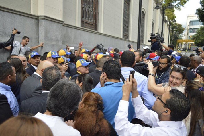 Diputados de la MUD comienzan a llegar a Pajaritos