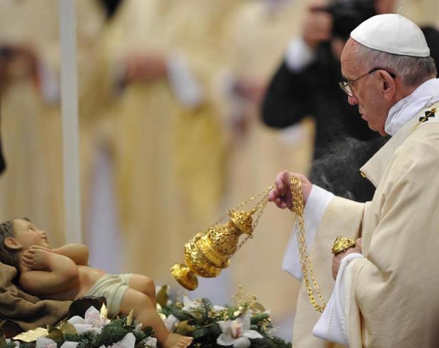 El papa Francisco oficia la misa de la Solemnidad de la Epifanía del Señor en la basílica de San Pedro del Vaticano, en la Ciudad del Vaticano, hoy, 6 de enero de 2016. EFE/Giorgio Onorati