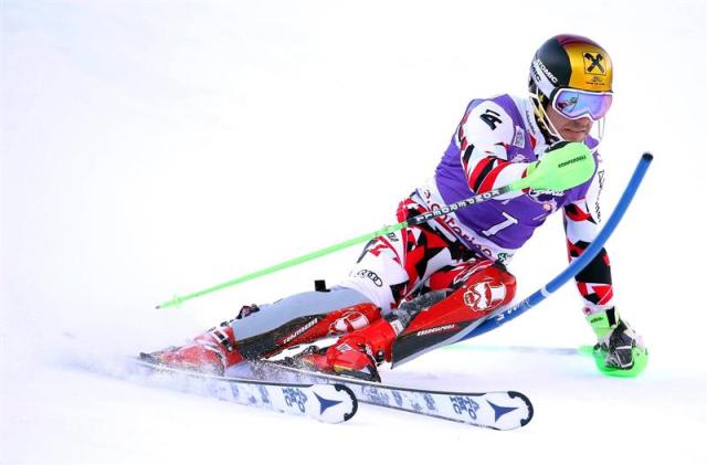 El austríaco Marcel Hirscher en acción durante la prueba de eslalon masculino de la Copa del Mundo de esquí Alpino que se celebra en Santa Caterina (Italia), hoy,. 6 de enero de 2016. EFE/Matteo Bazzi