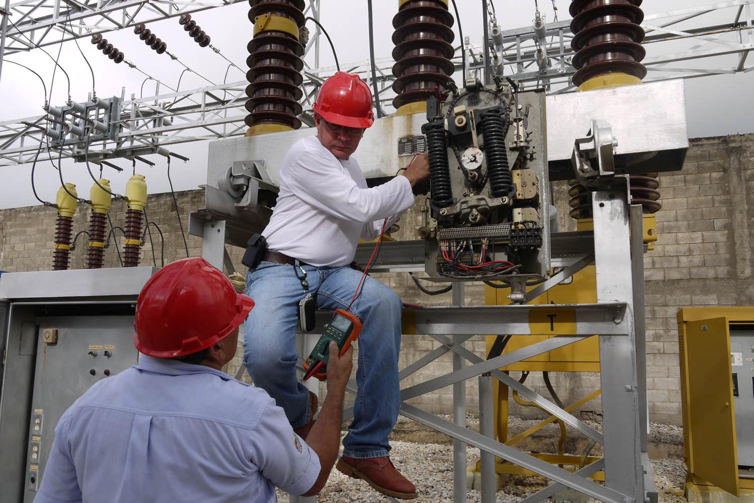 Vecinos de Mirávila y Parque Caiza llevan 24 horas sin luz #24Oct