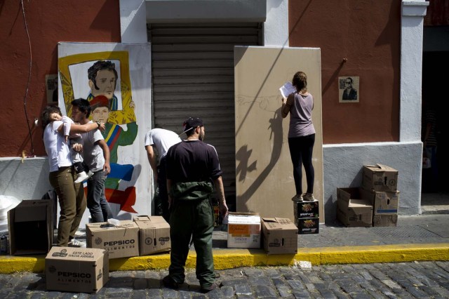 CAR01. CARACAS (VENEZUELA), 09/01/2016.- Miembros de la juventud del PSUV y del Partido Comunista (PCV) se reúnen en la casa-museo del prócer independentista Simon Bolívar, ubicado a dos cuadras de la sede del Poder Legislativo en la ciudad de Caracas (Venezuela) hoy, sábado 9 de enero de 2016, con la intención de pintar murales y representaciones del Libertador como forma de protesta por las acciones tomadas por el presidente de la Asamblea Nacional, Henry Ramos Allup, de retirar imágenes de Hugo Chávez y de Simón Bolívar de la sede de la institución en días recientes. El Partido Socialista Unido de Venezuela (PSUV) y otras instancias chavistas no aceptaron las disculpas opositoras por el retiro de imágenes del prócer Simón Bolívar y del fallecido presidente Hugo Chávez y se movilizaron este sábado en varias ciudades en contra de lo que consideran "la ofensa". EFE/MANAURE QUINTERO