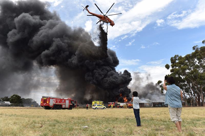 Dos muertos y 143 propiedades destruidas en los incendios en Australia