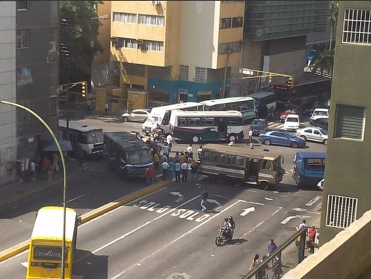 Cerrada la avenida Rómulo Gallegos a la altura de Los Dos Caminos