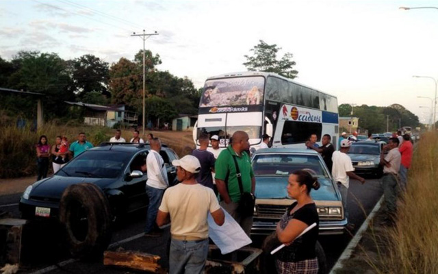 Trancan carretera San Félix-Upata por falta de agua