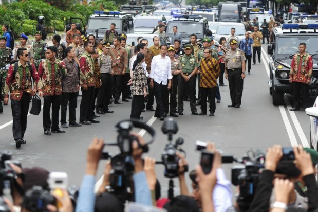 Presidente indonesio Joko Widodo (C, camisa blanca) visita el sitio de la explosión de una bomba en el distrito de negocios Thamrin en Yakarta, 14 de enero 2016 en esta foto tomada por Antara Foto. Los militantes lanzaron un asalto pistola y bomba en el centro de la capital de Indonesia el jueves, matando al menos a seis personas, dijo la policía, en un ataque contra un país que Estado Islámico había amenazado con poner en su "punto de mira". REUTERS