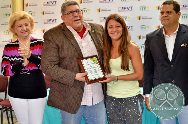 Patricia Diaz recibiendo su placa del presidente del COV Eduardo Alvarez