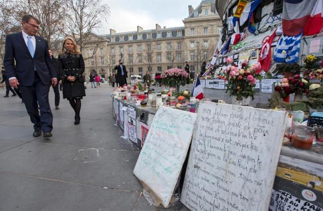 El secretario de Defensa de Estados Unidos, Ashton Carter (izda), y la embajadora de Estados Unidos en Francia, Jane Hartley (2ºizda), asisten al altar improvisado en la Plaza de la República en París (Francia) por las víctimas de los atentados en París el pasado mes de noviembre hoy, 20 de enero de 2016. EFE/Ian Langsdon