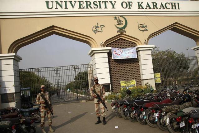 Miembros de las fuerzas de seguridad montan guardia en la universidad Bacha Khan del norte de Pakistán tras un ataque hoy, 20 de enero de 2016. Al menos 25 personas, entre ellas varios estudiantes, profesores y guardias de seguridad, murieron hoy en el asalto talibán a una universidad del norte de Pakistán, en el que resultaron heridas además decenas de personas. EFE/Arshad Arbab