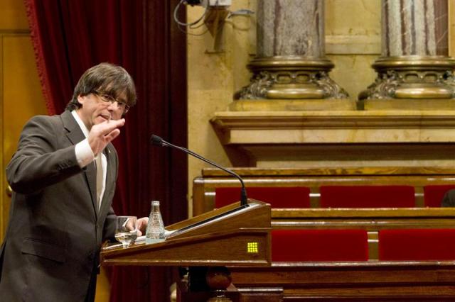 El presidente de la Generalitat, Carles Puigdemont, durante una de sus intervenciones en el pleno del Parlament de Catalunya, ante el que comparece hoy para dar cuenta de la composición y la estructura de su nuevo Govern, en el primer pleno tras su investidura, en el que además se aprobará una comisión de estudio del proceso constituyente. EFE/Quique García