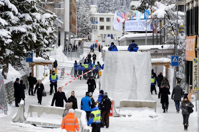  Varios agentes de los cuerpos de seguridad vigilan el exterior del Palacio de Congresos donde tiene lugar el Foro Económico Mundial que comienza en la localidad alpina de Davos (Suiza) hoy, 20 de enero de 2016. El Foro Económico Mundial, conocido como Foro Davos, ha iniciado las sesiones con debates sobre la crisis migratoria, la epidemia de ébola, los efectos del frenazo de la economía china y el futuro de la economía financiera. El Foro Davos, que tendrá lugar del 20 al 23 de enero, contará con la presencia de dignatarios de cuarenta países y representantes de lo más selecto del mundo de los negocios que se reunirán para intentar aportar soluciones a los mayores desafíos económicos actuales. EFE/Laurent Gillieron