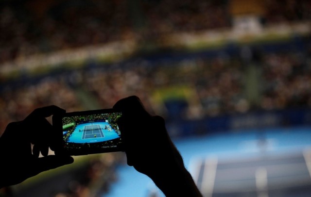 Imagen de archivo de un espectador tomando una fotografía durante un encuentro amistoso entre Roger Federer y Thomaz Belluci en Sao Paulo. Foto: Reuters