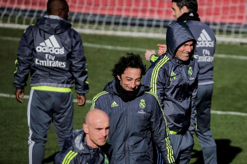 Zidane da protagonismo a la pelota con casi toda la plantilla sobre el césped