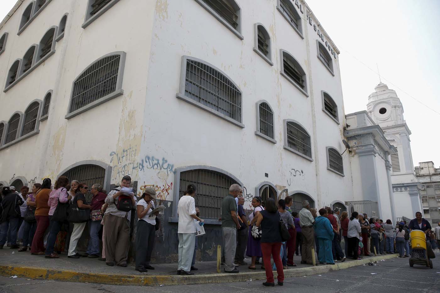 Las ocho medidas del gobierno que no acabaron ni acabarán con las colas