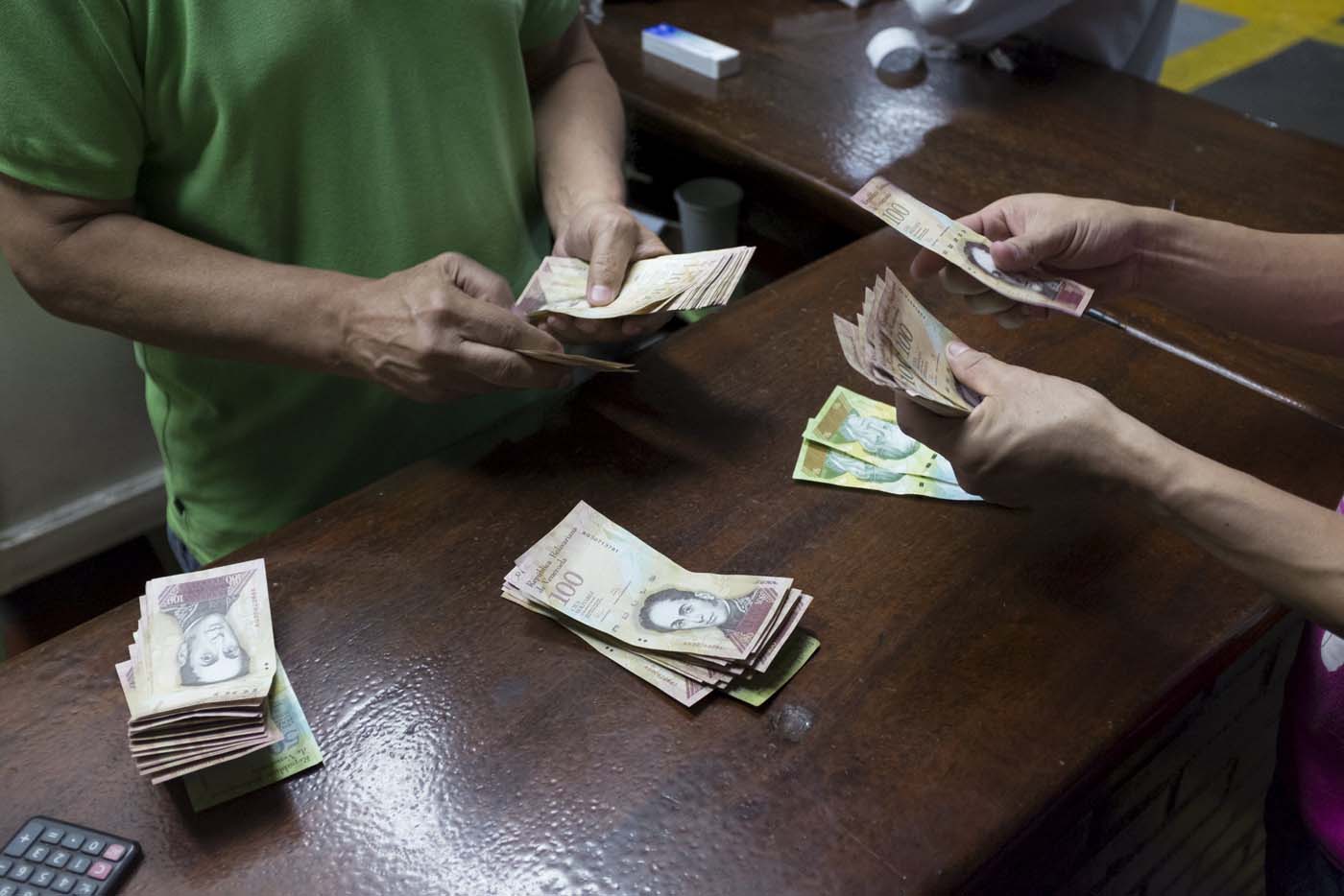 Venezolanos desconocen precios reales de bienes y servicios