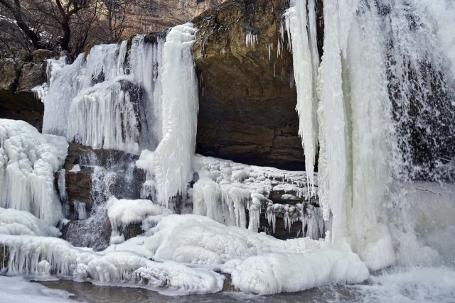 PRI02. Mirusha (Serbia), 24/01/2016.- A view of the frozen waterfalls of Mirusha, Kosovo, 24 January 2016. Temperatures dropped to minus 20 celsius degrees last week in Kosovo. The temperature in Kosovo dropped to below 20 degree Celsius during the last days. EFE/EPA/PETRIT PRENAJ