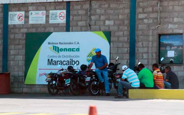 MARACAIBO VENEZUELA: 27/07/2015 TRABAJADORES DE LA EMPRESA MONACA Y LAS PANADERIAS SUFREN LA ECONOMIA VENEZOLANA Y LA FALTA DE INSUMOS EN LA FOTOGRAFIA EMPRESA MONACA