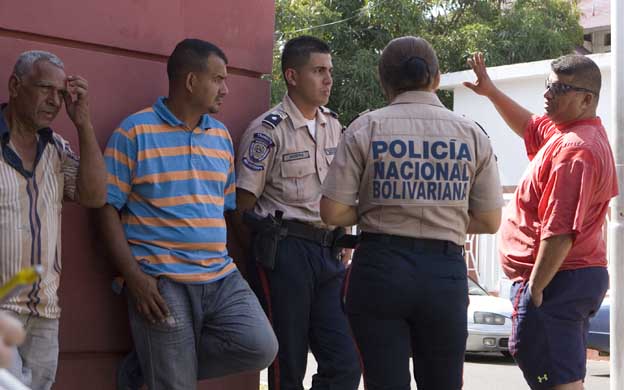 Desnudan y apedrean a padre de un policía