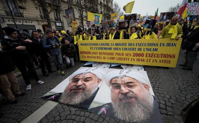 Miembros de la comunidad iraní residente en París, protestan en contra de la visita a la capital gala del presidente iraní, Hasán Rohaní, en París, Francia, hoy, 28 de enero de 2016. El reciente deshielo de las relaciones diplomáticas de Europa con Irán tras el anuncio del acuerdo nuclear entre Teherán y las potencias del Grupo 5 (EEUU, Francia, Rusia, Reino Unido, China y Alemania) ha impulsado una inédita gira de Rohaní a Italia, el Vaticano y Francia. EFE/IAN LANGSDON