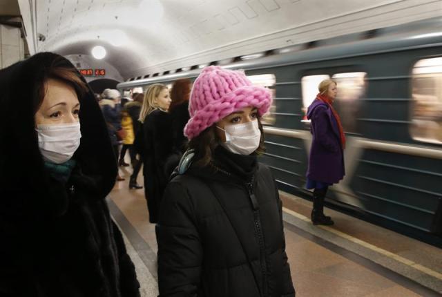 Varias mujeres utilizan mascarillas como prevención ante la gripe porcina en Moscú, Rusia, hoy 28 de enero de 2016. Al menos 107 personas han muerto en las últimas tres semanas en Rusia por la epidemia de la gripe H1N1 (también conocida como gripe porcina) que se ha desatado en más de medio centenar de regiones de este país. EFE/Yuri Kochetkov