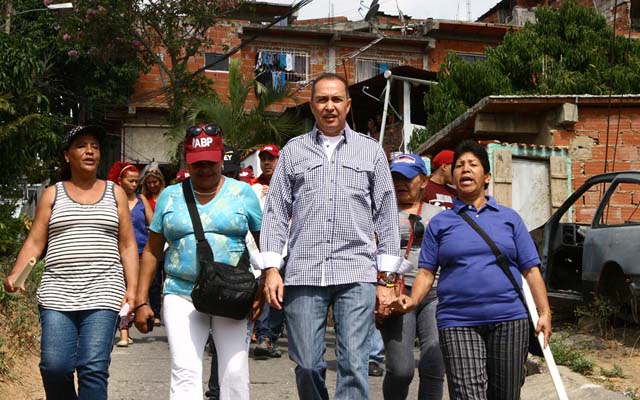 Diputado Richard Blanco en recorrido por UD2 Caricuao (1)