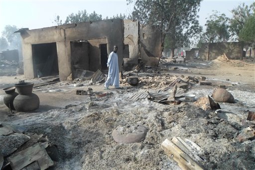 Un hombre camina entre viviendas quemadas luego de un ataque de extremistas de Boko Haram en al pueblo de Dalori, a 5 kilómetros (3 millas) de Maiduguri, Nigeria, el domingo 31 de enero de 2016. (Foto AP/Jossy Ola)