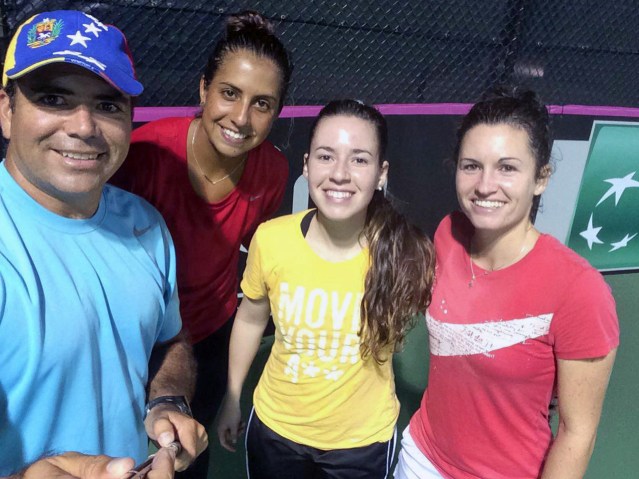 Cap Romero con jugadoras Uzcategui, Perez y Gamiz. Foto Yohny Romero