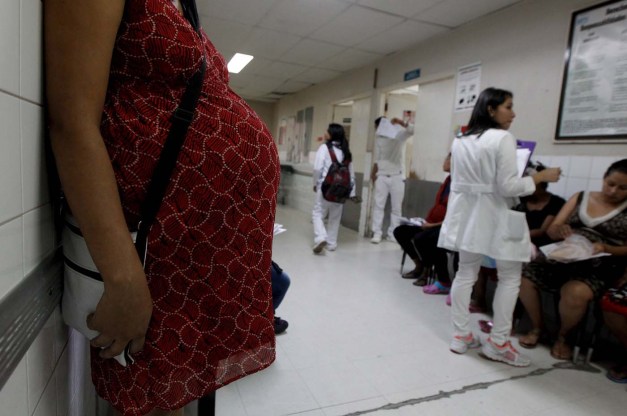 Pregnant woman waits for a routine general checkup, which includes Zika screening, at the maternity ward of the Hospital Escuela in Tegucigalpa, Honduras, January 27, 2016. REUTERS/Jorge Cabrera