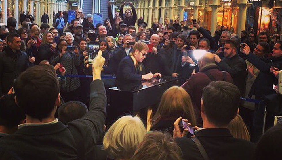 Elton John toca el piano por sorpresa en estación del metro