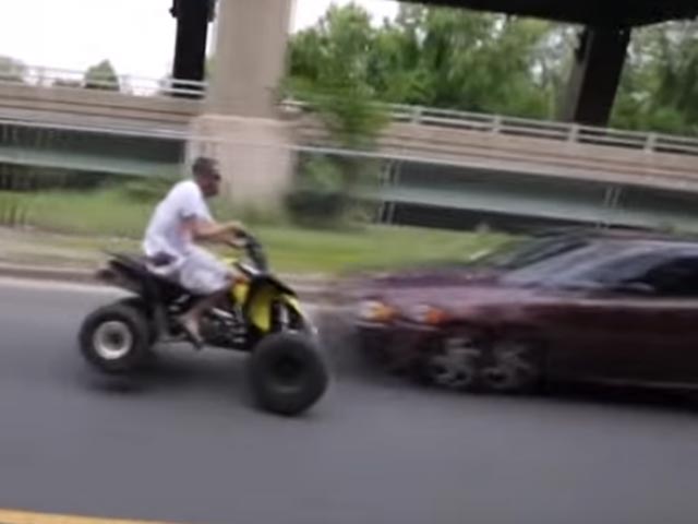 Haciendo caballito + cruzó la línea central + venía un carro de frente = ¡a volar!