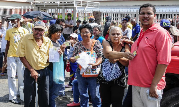 INDIGNANTE: Madre llora desconsolada por las interminables colas (VIDEO)