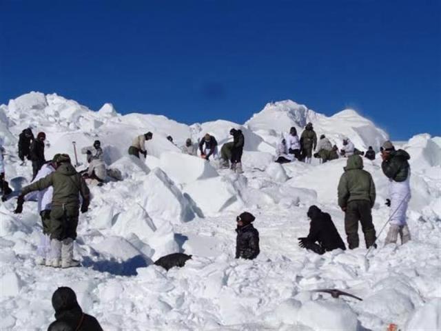 Fotografía facilitada por el Ministerio Indio de Defensa hoy, 9 de febrero de 2016 que muestra a miembros de los servicios de emergencia durante los trabajos de rescate en el glaciar Siachen (India). Un soldado guardafronteras indio que fue sepultado junto a otros nueve compañeros hace seis días en el glaciar Siachen (norte) apareció vivo aunque en situación crítica bajo ocho metros de nieve, informaron hoy fuentes oficiales. EFE/Indian Defense Ministry