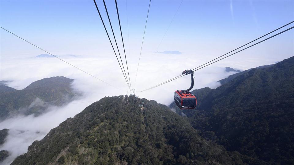 Inauguran el teleférico de tres cables más largo del mundo