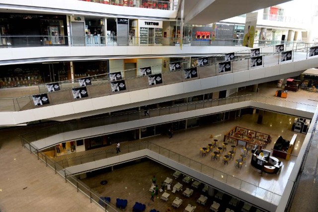 View of closed stores at a mall in Caracas on February 10, 2016. Venezuelans who flocked Wednesday to malls, found them closed and dark, since the government ordered an electricity rationing due to the drought taking place in the country. AFP PHOTO/FEDERICO PARRA / AFP / FEDERICO PARRA