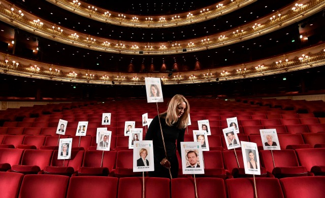 Un evento posiciones de los empleados lugar palillos para los huéspedes durante la preparación de la Academia Británica de Premios de cine y televisión (BAFTA) ceremonia en el Royal Opera House en el centro de Londres, Gran Bretaña 11 de febrero de 2016. REUTERS / Toby Melville